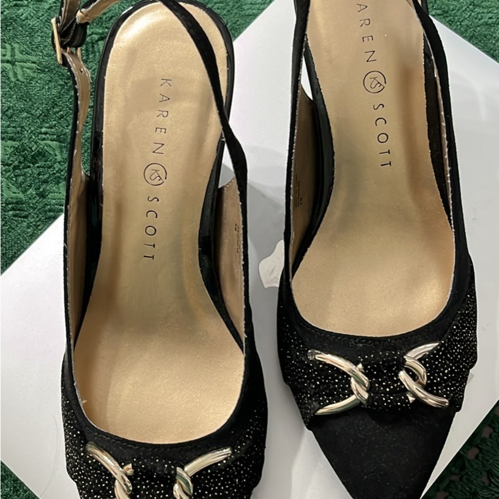 Karen Scott Elegant Black Heels with Gold Chain